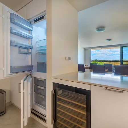 Apartment Cond Bayline Cavala - - Pool - Gym - - By Bedzy