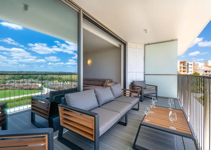 Cond Bayline Cavala - - Pool - Gym - - By Bedzy *